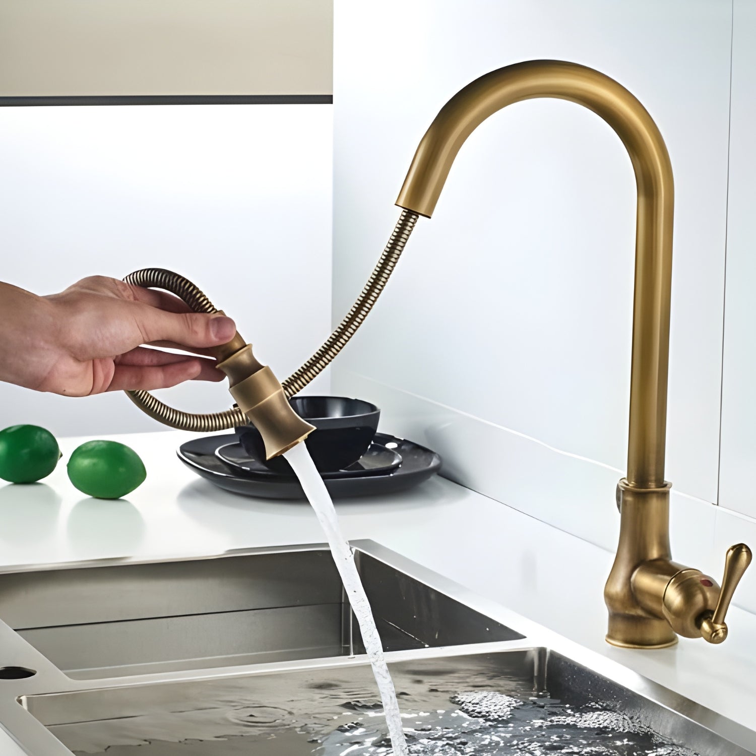 360° ROTATION FOR FLEXIBLE SINK USE.