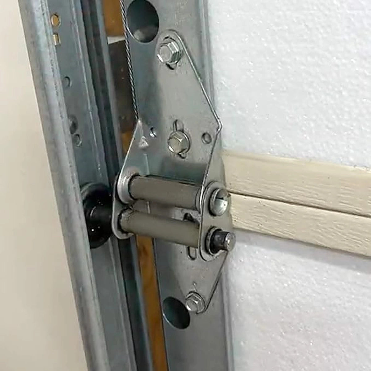 Sectional Garage Door Hinge, Zinc-Plated Steel Roller Bracket
