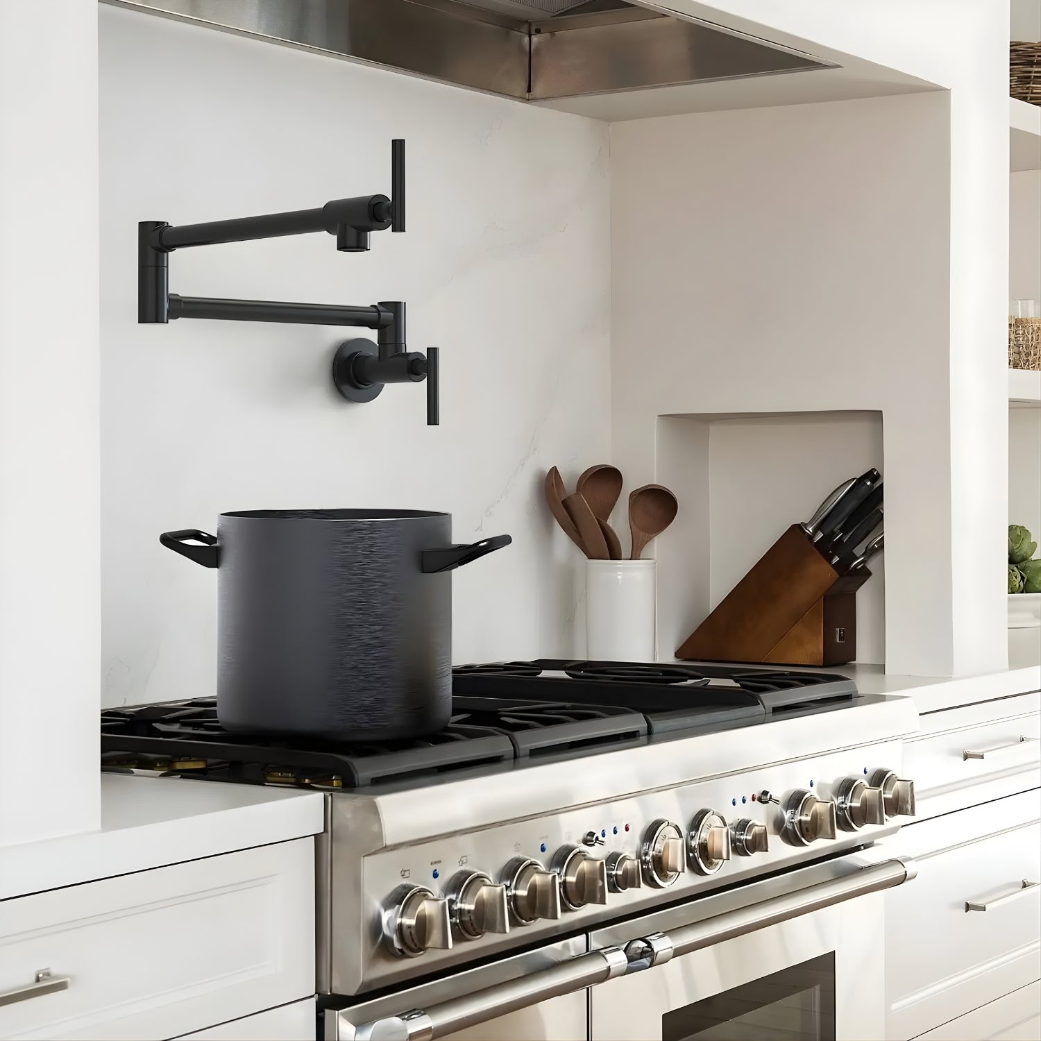 BALANCED DESIGN WITH DUAL-HANDLE CONTROL.