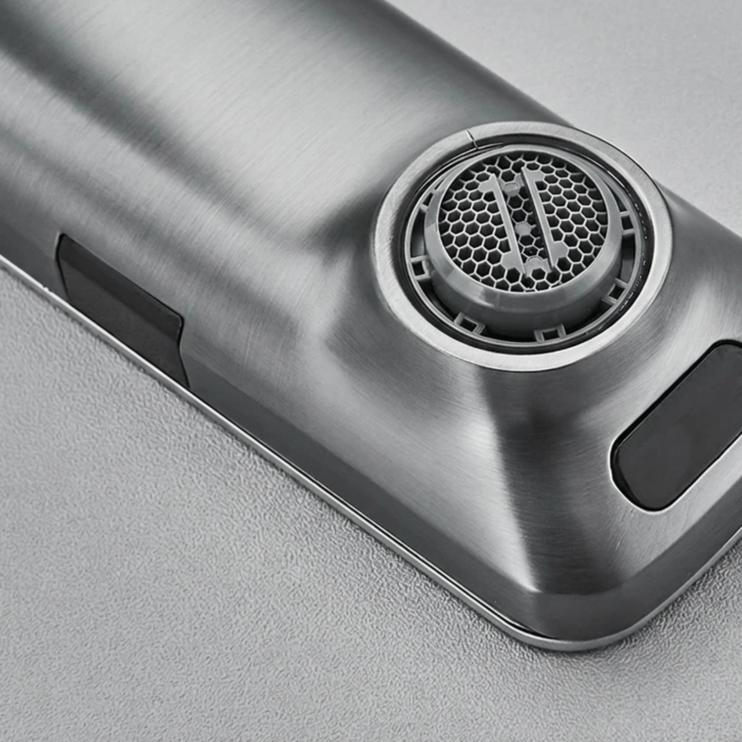CLEAN SINGLE-HOLE DESIGN