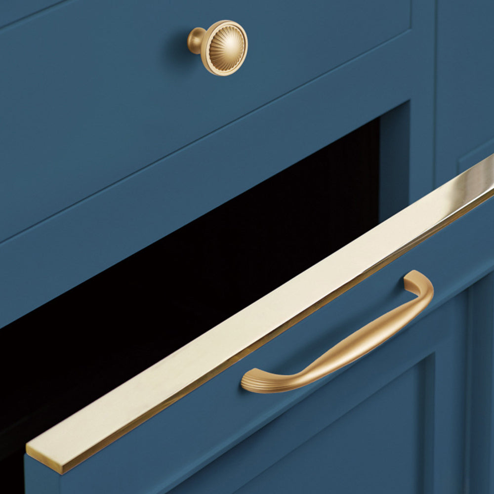 Comforsyco Curved Cabinet Pull Handles and Matching Round Knobs