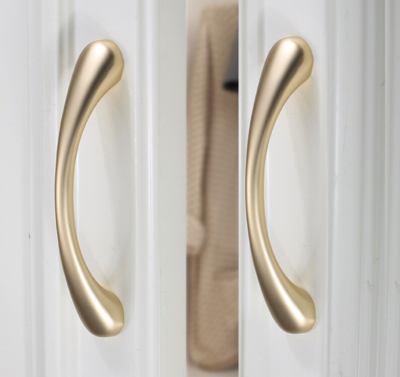 Comforsyco Modern Curved Cabinet Handles and Round Knobs