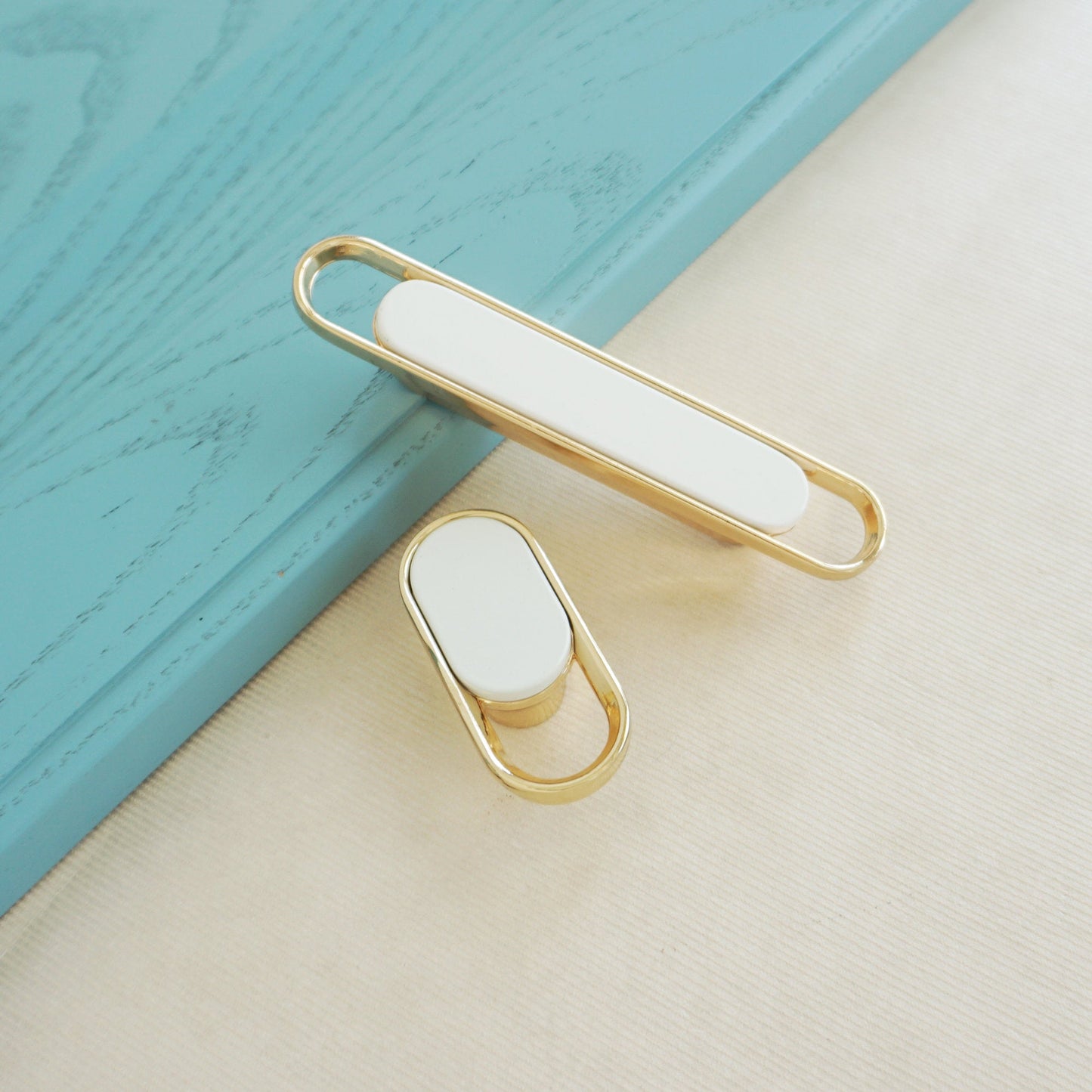 Comforsyco Two-Tone Cabinet Pull Handles and Matching Knobs