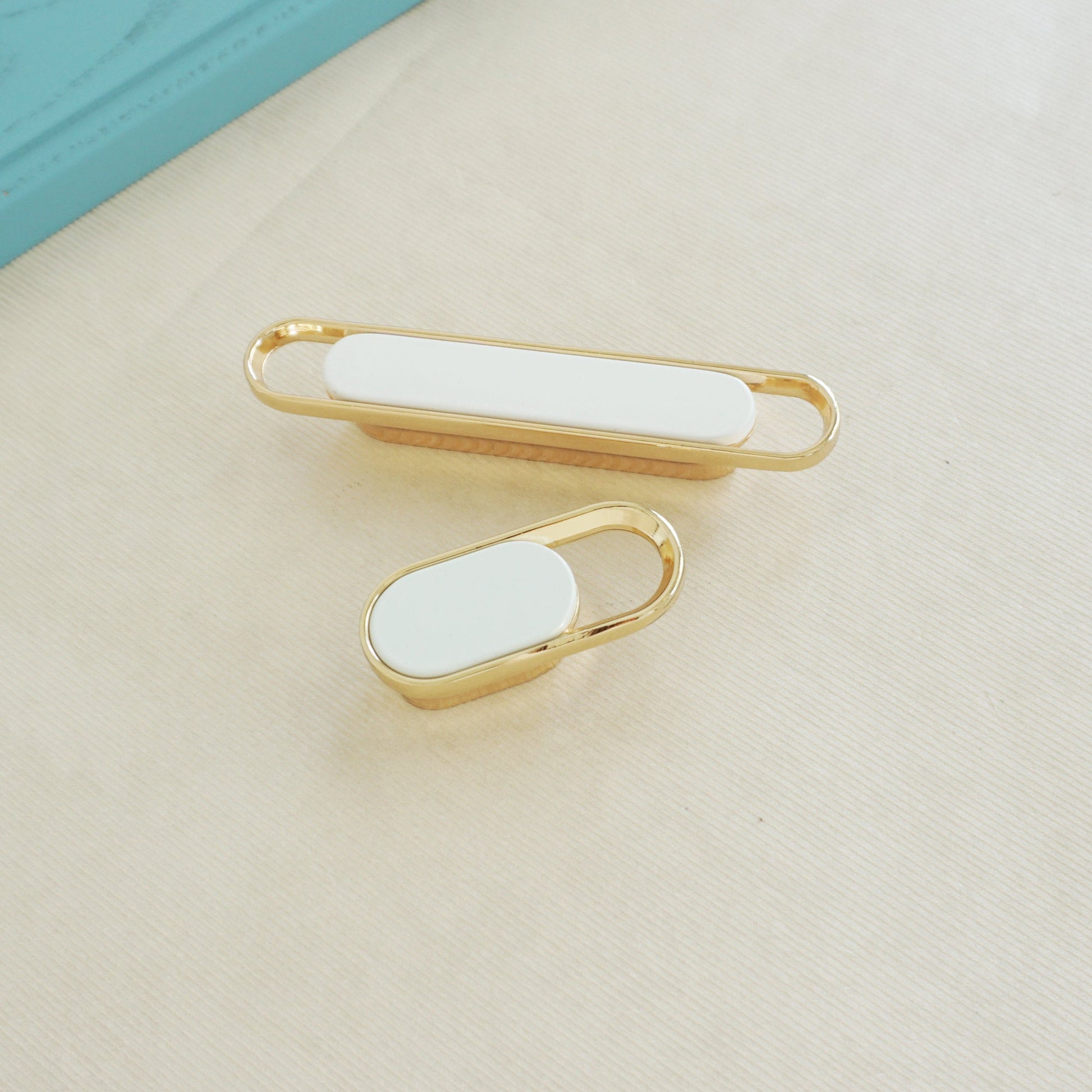 Comforsyco Two-Tone Cabinet Pull Handles and Matching Knobs