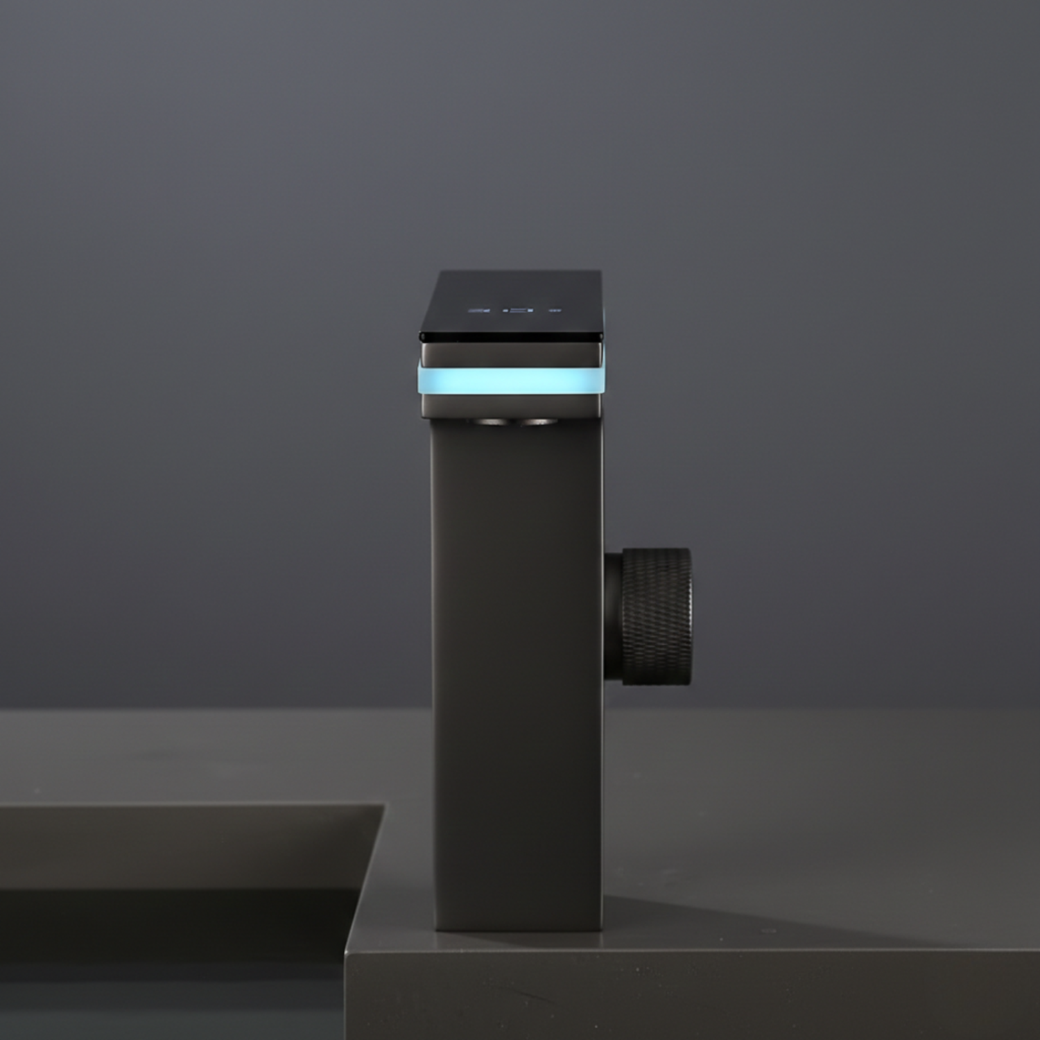 Displays real-time water temperature during use