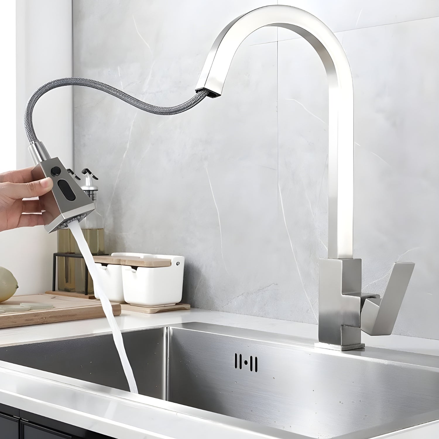 EASY SINGLE-HANDLE OPERATION.