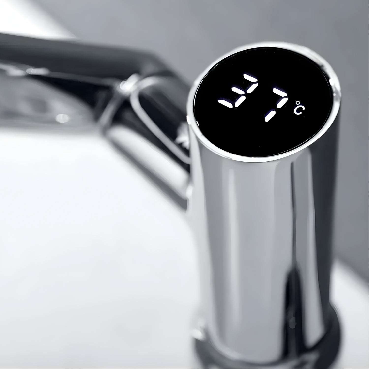 Real-time water temperature visibility during use